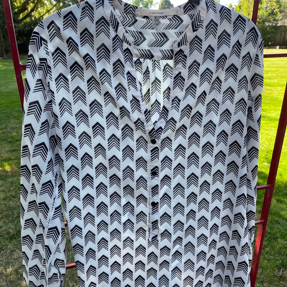 41 Hawthorn white and black blouse.